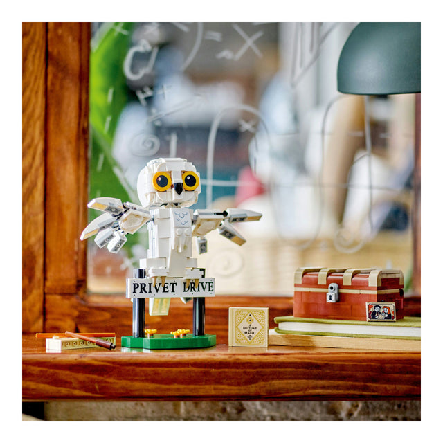 LEGO® Harry Potter Hedwig™ at 4 Privet Drive 76425